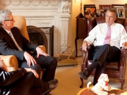 Link to: Apple CEO Tim Cook heads to US House of Representatives